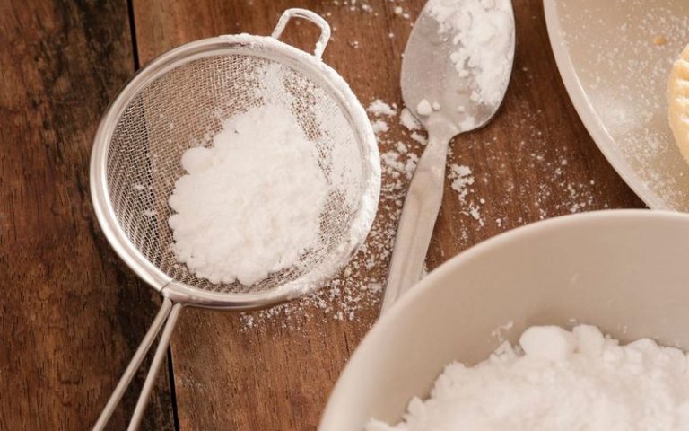 Powdered sugar in a tablespoon