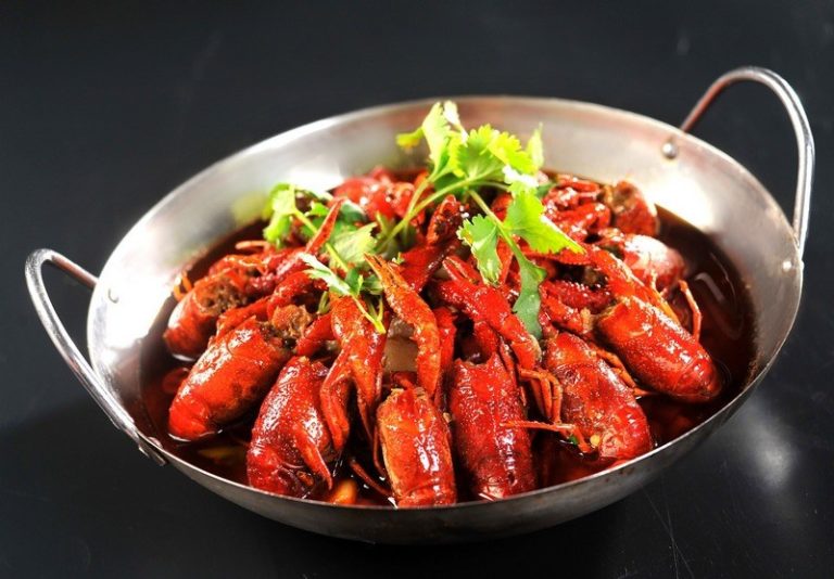 How_to_boil_live_crayfish_with_fresh_herbs