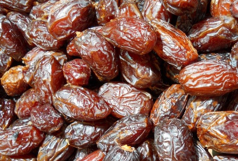 How_much_dates_are_in_a_cup