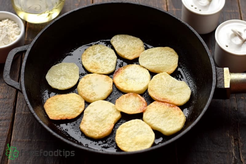 Fry potato slices