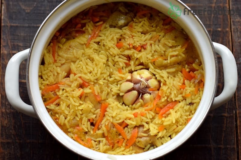 Put peeled garlic head in the center Put peeled garlic head in the center