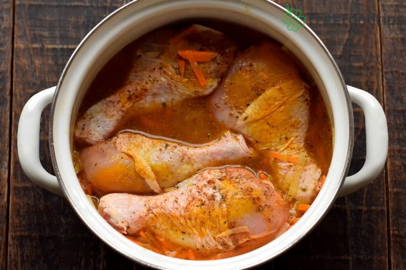 Pour boiling water to the pot Pour boiling water to the pot