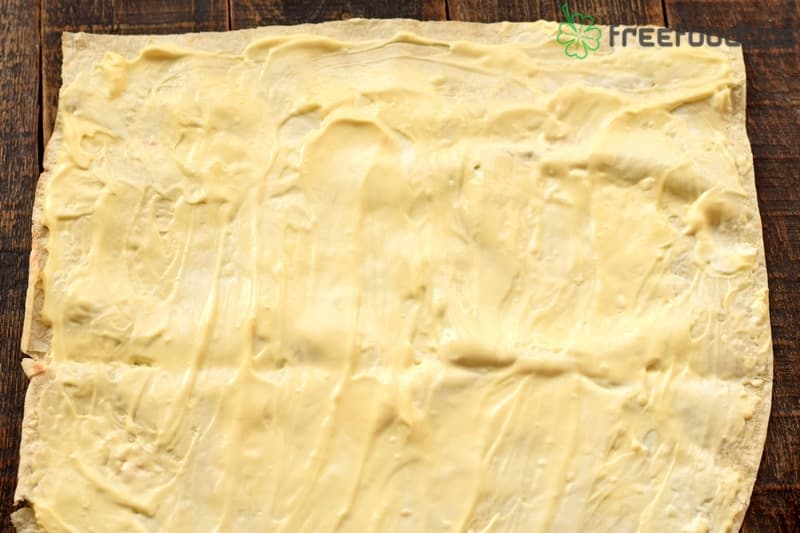 Smear the surface with cream cheese Smear the surface with cream cheese