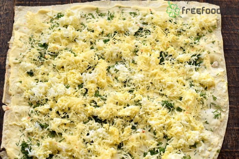 Spread out grated cheese with eggs Spread out grated cheese with eggs